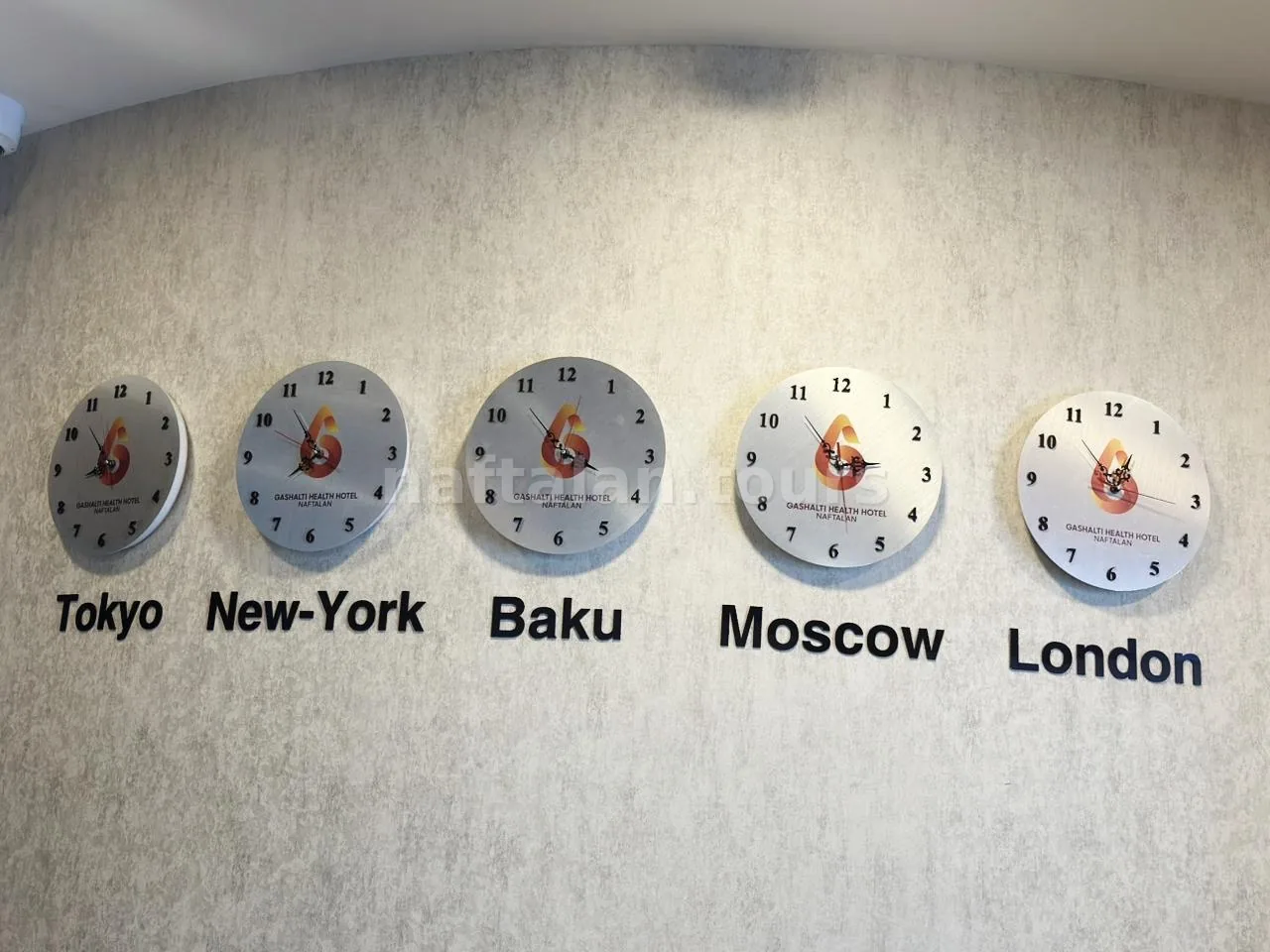 Часы пяти столиц на стене Gashalti &mdash; Tokyo, New York, Baku, Moscow, London