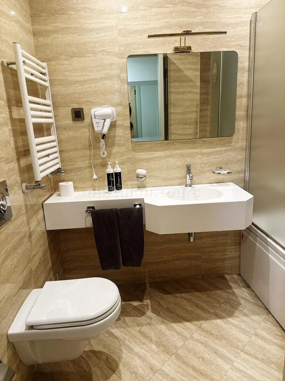 Ванная комната Gashalti с современной сантехникой