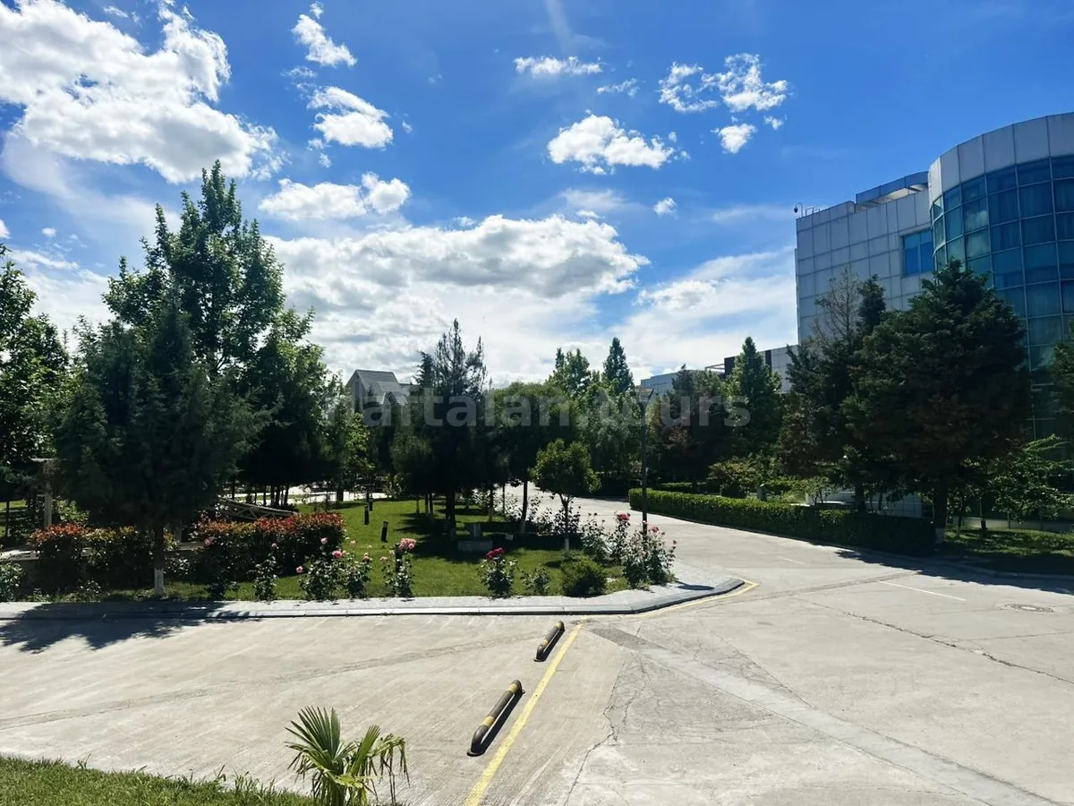 Общий вид Gashalti Health Hotel снаружи с парковкой